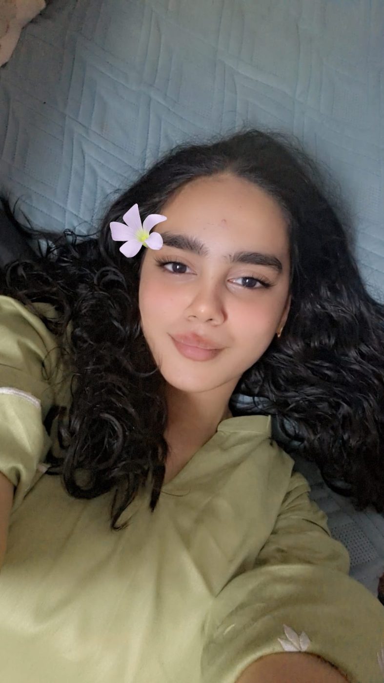 Arfa with a small flower in her hair